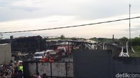 Warga dan awak media sendiri tidak boleh melintasi pagar masuk ke dalam pabrik