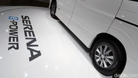 Dengan pelek Nissan Serena E-Power dari aluminium berdesain aerodinamika. Mobil ini pun dibuat lebih canggih berkat penerapan fitur ProPilot, teknologi Nissan untuk mencegah mobil tetap berada di lajurnya saat berkendara di jalan tol.