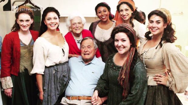 Jordana Grolnick (baju putih)