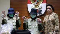 Basaria didampingi petugas KPK menunjukkan barang bukti uang suap Bupati Nganjuk.