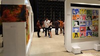 Karya finalis kompetisi seni lukis UOB masih dipajang di UOB Plaza hingga 25 November 2017.