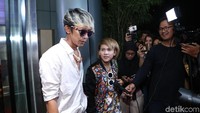 Aming yang tertangkap kamera sedang menggandeng Evelyn usai keduanya kembali rujuk setelah bercerai. Hanif Hawari/detikFoto.
