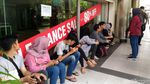 Antrean Panjang Berburu Barang Diskonan di Lotus