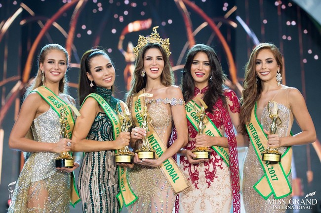 Maria Jose Lora berpose bersama empat finalis lainnya yang bersama-sama dengannya menjadi top 5. Dari kiri ke kanan, Nikola Uhlirova (Republik Ceko), Elizabeth Durado Clenci (Filipina), Maria Jose Lora (Peru), Tulia Aleman Ferrer (Venezuela), dan Brenda Azaria Jimenez (Puerto Rico). Foto: Dok. Facebook