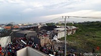 Warga berkerumun di depan pagar masuk pabrik.