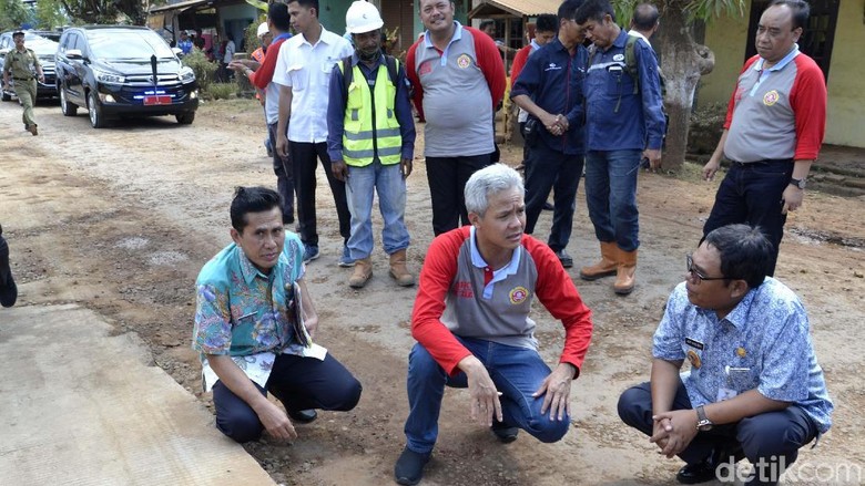 Ganjar Jelaskan Soal Jalan Rusak di Pekalongan Akibat Pembangunan Tol Ganjar Jelaskan Soal Jalan Rusak di Pekalongan Akibat Pembangunan Tol