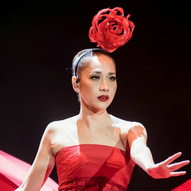 Bunga Citra Lestari mengenakan aksesori kepala dengan bentuk ornamen berbentuk kelopak mawar yang begitu rumit. Foto: Dok. Instagram