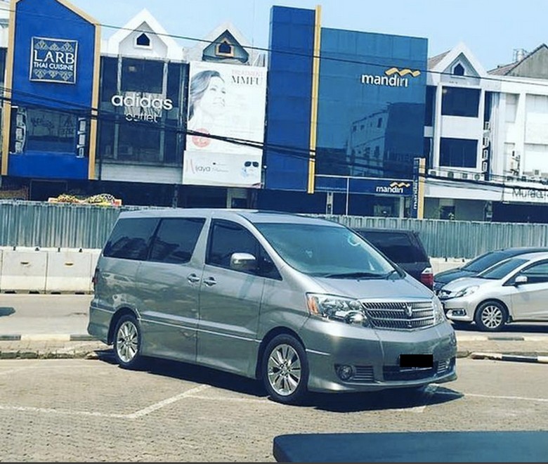 Mobil parkir sembarangan. Foto: Instagram/@zaandiicee Mobil parkir sembarangan. Foto: Instagram/@zaandiicee