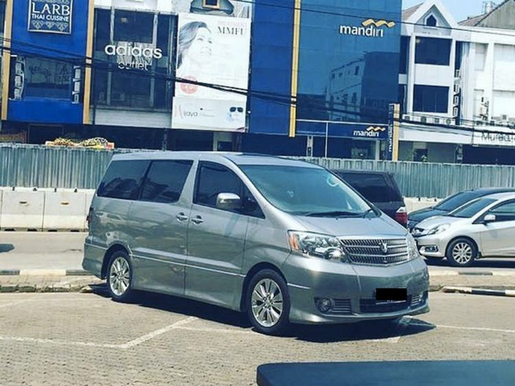 Duh, Alphard Parkirnya Ngacak