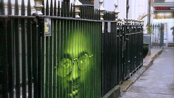 Pagar ini menampakkan wajah orang dengan sudut tertentu. Foto: Imgur