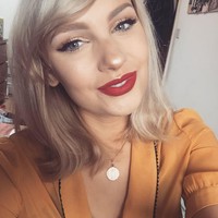 Seperti Taylor Swift, Laura juga suka pakai lipstik warna merah. Penampilannya semakin mirip. Foto: dok. Instagram