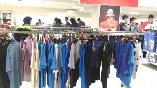 Malam hari, pembeli masih berburu produk diskon di Lotus Thamrin