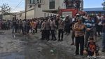 Warga Ramai-ramai Datangi Gudang Petasan di Kosambi yang Meledak