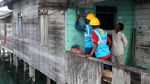 Tembus Hutan, Begini Perjuangan Melistriki Desa-desa di Natuna