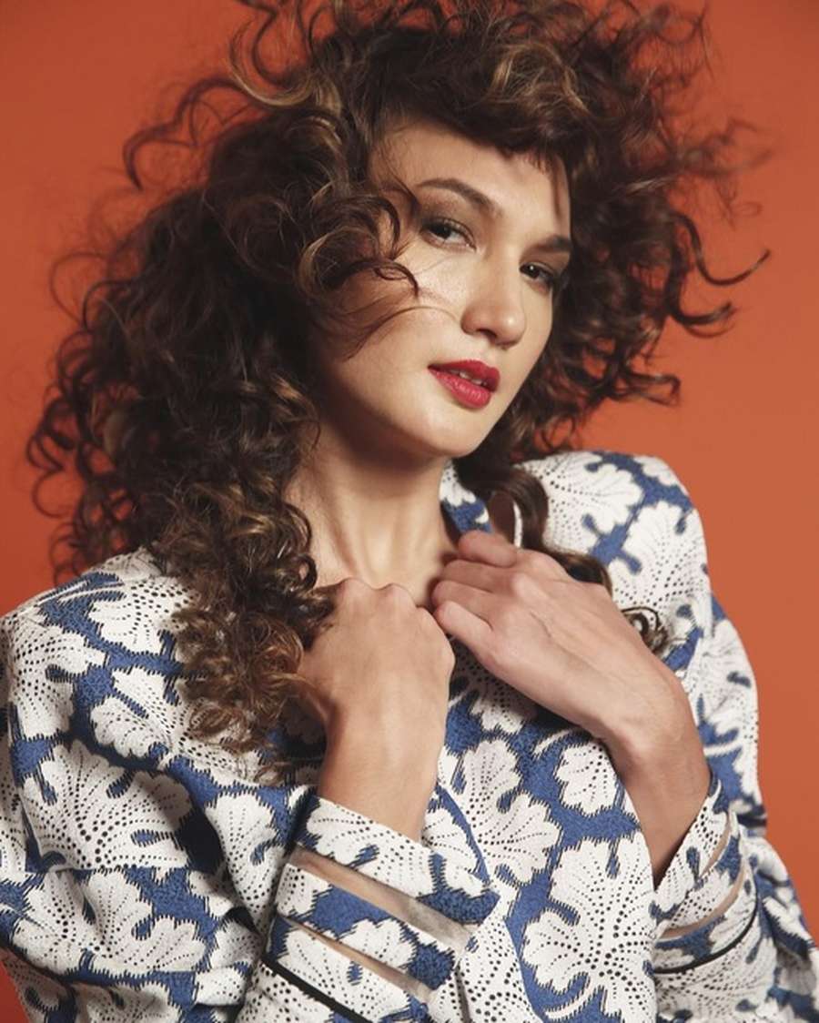 Cantiknya Nadine Chandrawinata dari Lusuh, Etnik, hingga 