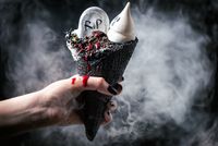 Seram atau Lucu Ya Es Krim Tema Halloween  dengan Batu 