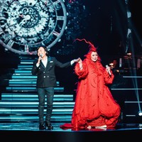 Berwarna merah dan megah, hiasan kepala rancangan Rinaldy Yunardi mengeluarkan sisi quirky Melly Goeslaw. Foto: Dok. Instagram