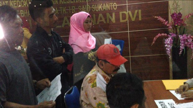 Keluarga Korban Pabrik Petasan Datangi Posko Antemortem RS Polri