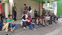 Dari Pagi Pengunjung Antre di Depan Lotus Thamrin, Ada yang Dari Bekasi