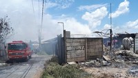 Kebakaran gudang petasan di Kosambi, Kabupaten Tangerang, menimbulkan korban jiwa. Korban terjebak di dalam gudang saat terjadi kebakaran. (Foto: Ahmad BIl Wahid-detikcom)