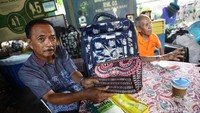 Selain dijual ke pengepul, sampah kering atau non organik juga diolah menjadi kerajinan seperti tas.