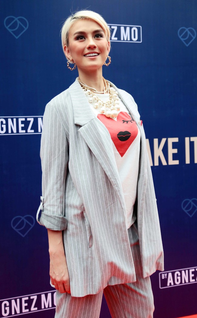 Mengenakan makeup natural dengan blush on pink dan warna bibir yang senada, Agnez tampil cantik.Foto: Ismail/detikHOT