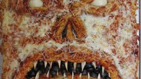 Hiiii! Pemakaian bawang putih dan buah zaitun membuat pie pizza ini jadi menyeramkan ya. 