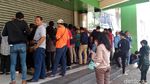 Antrean Panjang Berburu Barang Diskonan di Lotus