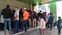 Pengunjung mengantre di pintu masuk gerai Lotus Departemen Store.
