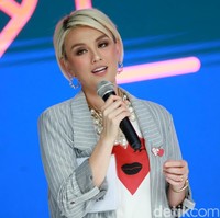 Sementara itu, perihal gaya fashionnya sendiri, pelantun Long As I Get Paid ini mengaku lebih menyukai busana apapun yang nyaman dipakainya.Foto: Palevi S/detikHOT