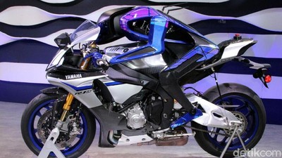 Robot Bermotor Lawan Valentino Rossi