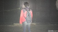 Di gerbang itu, ternyata ada pintu kecil yang disebut Fahmi jadi lokasinya menyelamatkan diri. Dilihat detikcom, pintu di gerbang ini memang cukup sempit untuk dilalui 2 orang sekaligus. Jadi, harus bergantian.
