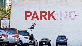 Lukisan anak sedang bermain ayunan. Foto: Imgur