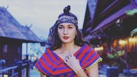 Bergaya etnik layaknya wanita suku dengan mengenakan busana dari kain tenun membuatnya terlihat cantik menawan. (Dok. Instagram/nadinelist)