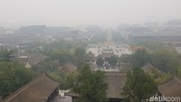 Panorama dari tingkat tertinggi pagoda. Tampak siluet kota dengan sedikit kabut tipis yang menyelimuti (Elvan/detikTravel)