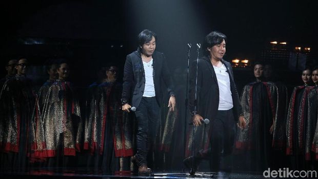 Rangkuman Perjalanan Sang Musisi di '25 Tahun Ari Lasso Sepenuh Hati' 