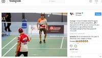 Terbiasa menggenggam setang motor dan kini harus mereka harus memegang raket. @motogp/instagram