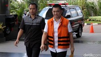 Aditya berjalan menuju gedung KPK.