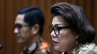 Diduga bupati melalui orang kepercayaannya meminta uang kepada pegawai, kepada sejumlah SKPD di Kabupaten Nganjuk bila ada rotasi, rekrutmen, pengangkatan, alih status kepegawaian, kata Basaria jumpa pers.