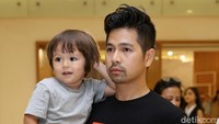 Ia pun tak mau lepas dari tangan pamannya, Erick Iskandar.