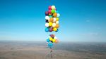 Momen Menakjubkan Saat Pria Terbang dengan Balon Bak Film Up