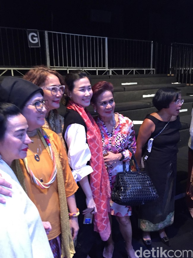 Sosok Veronica Tan terlihat di fashion show desainer dan perajin batik Josephine W. Komara yang akrab disapa Obin. Foto: Daniel Ngantung/Wolipop