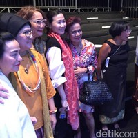 Sosok Veronica Tan terlihat di fashion show desainer dan perajin batik Josephine W. Komara yang akrab disapa Obin. Foto: Daniel Ngantung/Wolipop