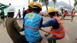 Tembus Hutan, Begini Perjuangan Melistriki Desa-desa di Natuna