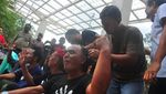Foto: Bupatinya Kena OTT KPK, Warga Nganjuk Potong Rambut Massal