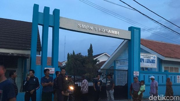 Jarak sekolah ini tak jauh dari pabrik petasan yang terbakar