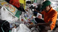 Bank Sampah ini menampung barang bekas seperti kertas, kaleng, botol plastik, majalah hingga kardus.