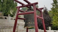 Lonceng berukuran raksasa di depan pagoda. Lonceng ini pun jadi salah satu objek wisata populer untuk foto-foto (Elvan/detikTravel)
