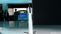 Ini merupakan kendaraan compact yang memakan tempat setara dengan pejalan kaki. Concept-i Walk juga bisa memahami pengemudi melalui perintah suara serta data yang didapat dari sensor di kemudi.