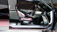 Di interiornya, kenyamanan terasa kental pada konsep mobil ini. Konsep Fine-Comfort Ride mewujudkan mobilitas masa depan yang memberikan nilai tambah sehingga mobil bukan sekadar tumpangan.